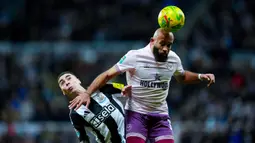 The Magpies yang tampil di depan pendukung sendiri sukses mengandaskan perlawanan tim tamu dengan skor 3-1. (Owen Humphreys/PA via AP)
