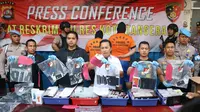 Kepolisian Resort Kota Tangerang menangkap sindikat penjual smartphone rekondisi.(Liputan6.com/ Pramita Tristiawati)