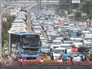 Sejumlah kendaraan terjebak kemacetan di Bundaran HI, Jakarta, Senin (1/5). Kemacetan terjadi akibat ribuan buruh yang memperingati hari buruh di Jakarta. (Liputan6.com/Angga Yuniar)