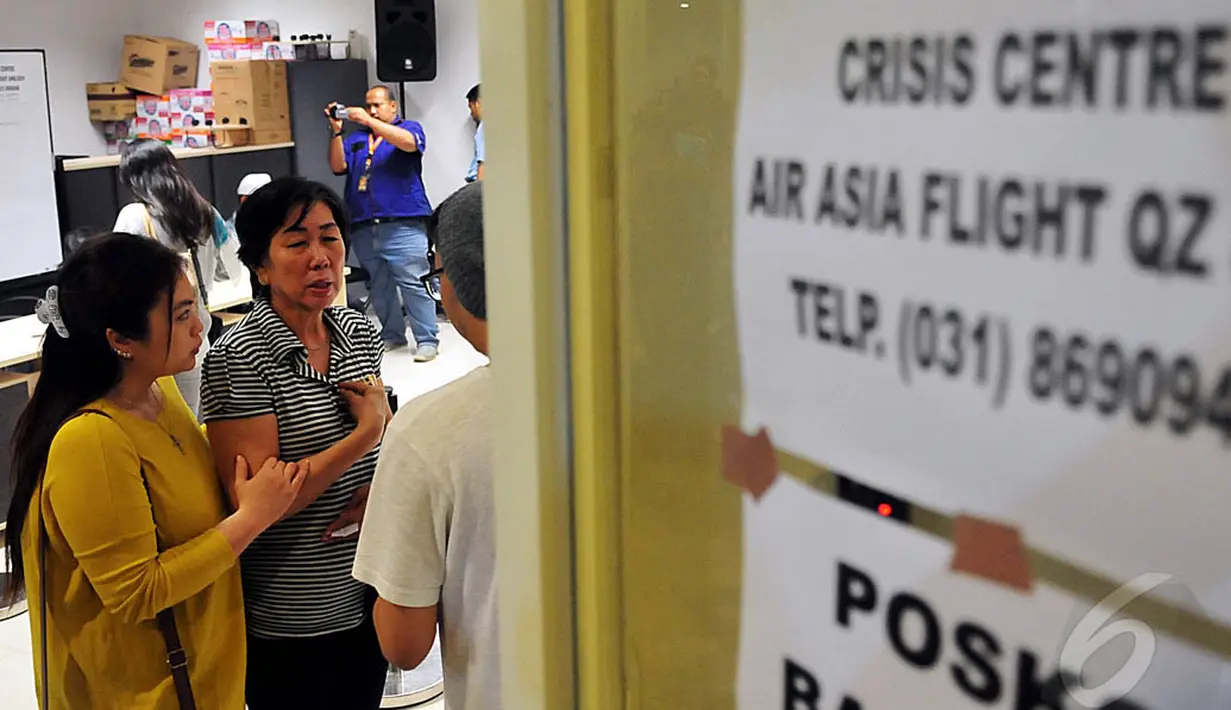 Suasana kesedihan menyelimuti  Crisis Centre AirAsia yang dipenuhi keluarga para penumpang pesawat AirAsia QZ 8501 di Terminal 2 Bandara Juanda, Surabaya, Minggu (28/12/2014). (Liputan6.com/Johan Tallo) 