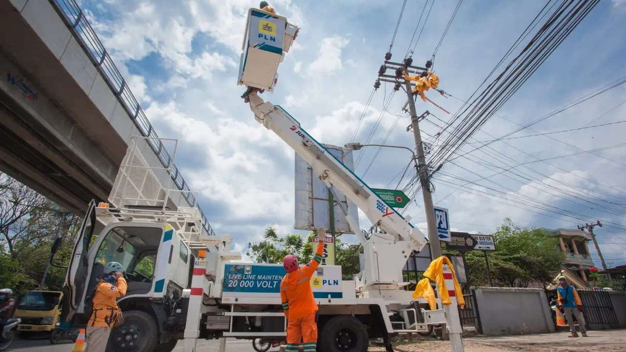 PT PLN (Persero) memastikan seluruh kabel yang semrawut di jalanan bukan milik mereka. (Dok PLN)