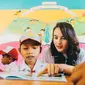 Chelsea Islan mengajarkan anak membaca (Dok.Taman Bacaan Pelangi)