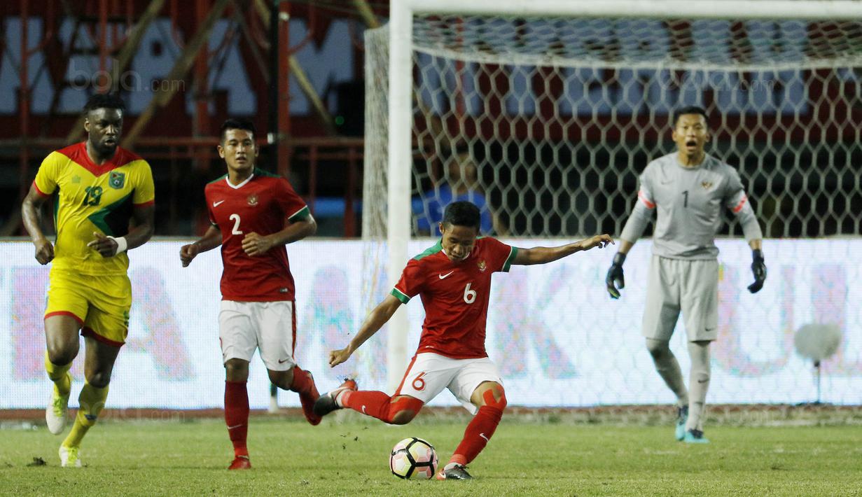 Gelandang Indonesia, Evan Dimas, menendang bola saat pertandingan persahabatan melawan Guyana di Stadion Patriot, Bekasi, Sabtu (25/11/2017). Indonesia menang 2-1 atas Guyana. (Bola.com/M Iqbal Ichsan)