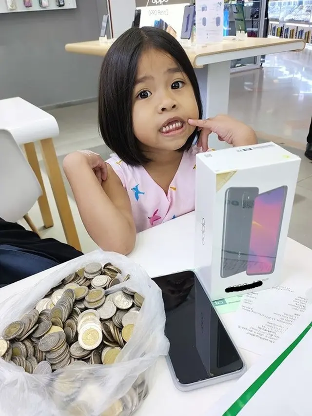 dua anak beli ponsel pakai tabungan