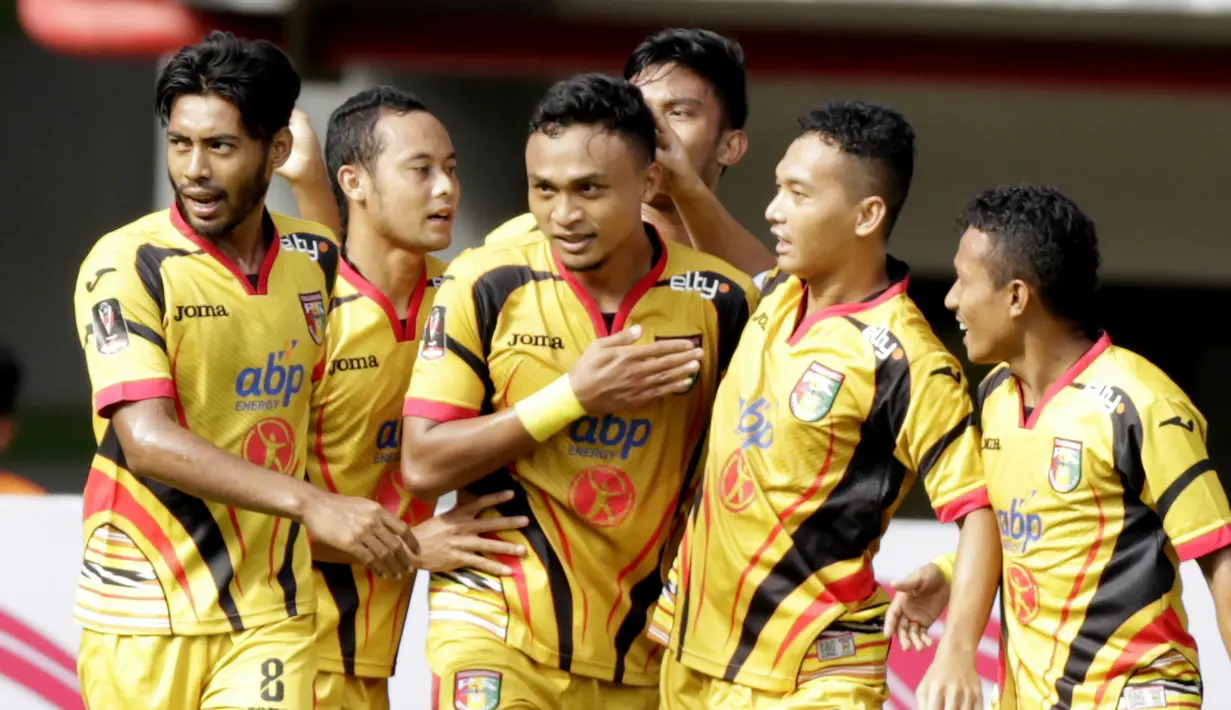 Pemain Mitra Kukar, merayakan gol yang dicetak oleh Achmad Faris, ke gawang Bhayangkara FC pada laga Piala Presiden 2019 di Stadion Patriot, Jawa Barat, Senin (11/3). Bhayangkara FC menang 2-1 atas Mitra Kukar. (Bola.com/M Iqbal Ichsan)