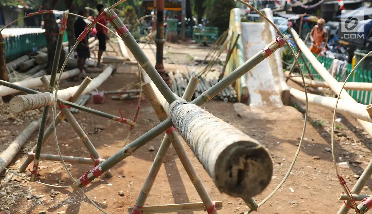Batang pohon pinang yang dijual di kawasan Manggarai, Jakarta, Kamis (3/7). Pohon pinang tersebut dijual seharga Rp900ribu perbatang, yang banyak digunakan untuk meramaikan perlombaan perayaan HUT Kemerdekaan RI. (Liputan6.com/Immanuel Antonius)