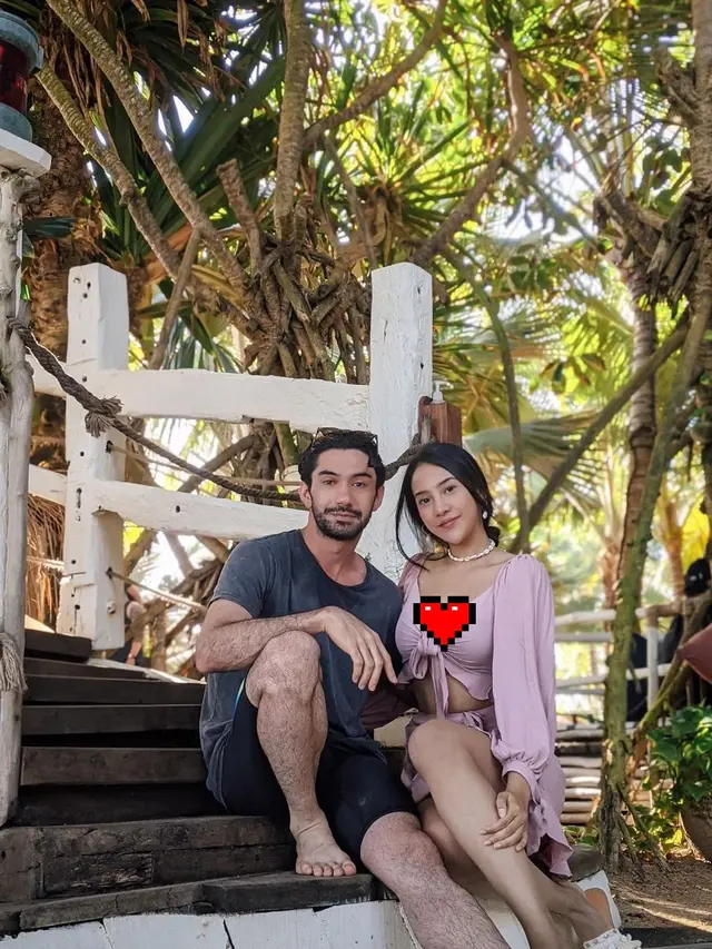 Reza Rahadian dan Anya Geraldine.