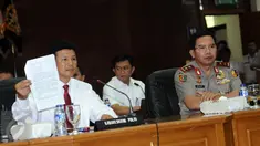 Kabareskrim Mabes Polri, Komjen Pol Ari Dono (kiri) menunjukkan surat rilis kasus dugaan penistaan agama yang melibatkan Basuki Tjahaja Purnama (Ahok) di Jakarta, Rabu (16/11). Ahok ditetapkan sebagai tersangka. (Liputan6.com/Helmi Fithriansyah)