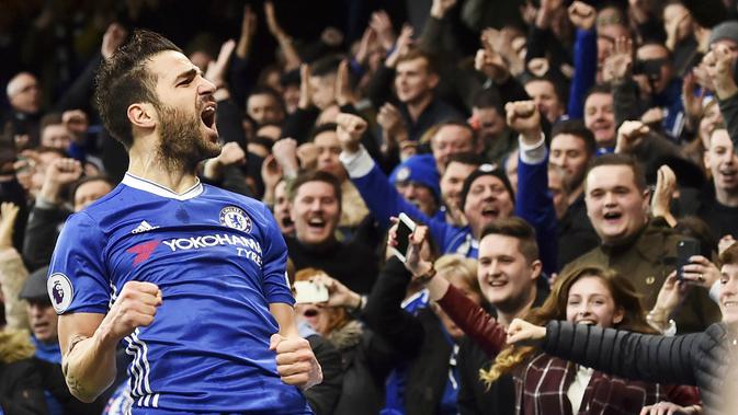 2. Cesc Fabregas – Pemain Chelsea ini adalah bagian dari La Masia sejak usia 10 tahun. Gagal menembus tim utama Barcelona membuatnya hengkang ke Inggris. Di Premier League pria spanyol ini menjelma menjadi gelandang terbaik di dunia. (AFP/Glyn Kirk)