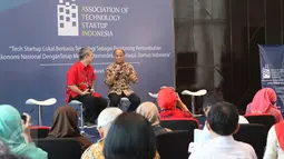 Ilham Akbar Habibie berdiskusi di Association of Strartup Indonesia, Jakarta, Jumat (10/3). Diskusi membahas bagaimana membesarkan tech strartup lokal dengan tetap menjaga kemerdekaan sebagai startup Indonesia. (Liputan6.com/Angga Yuniar)