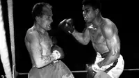 Muhammad Ali saat berhadapan dengan Henry Cooper dalam turnamen tinju untuk gelar World Heavyweight Boxing di Stadion Highbury, London, Inggris, (21/5/1966).  Sebelumnya Ali sudah masuk rumah sakit akibat gangguan pernapasan. (REUTERS/Action Images/MSI)