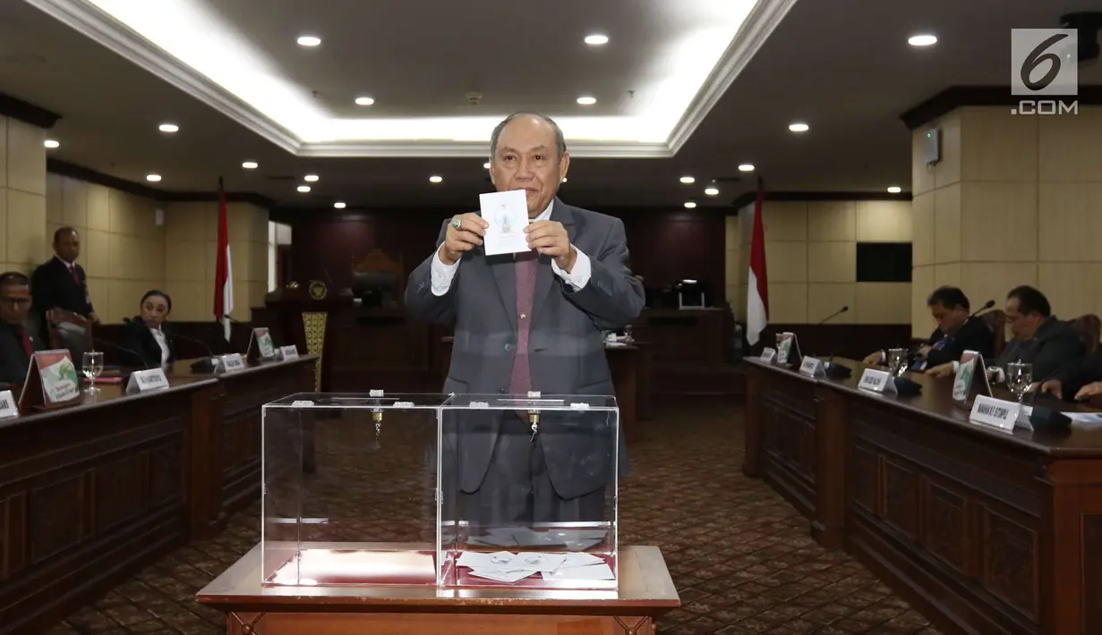 Hakim Konstitusi menunjukkan surat suara saat pemilihan Ketua Mahkamah Konstitusi (MK) di Jakarta, Senin (2/3). Anwar Usman terpilih sebagai Ketua MK periode 2018-2020. (Liputan6.com/Angga Yuniar)
