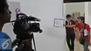 Pemain sinetron High School Love Story (HSLS),  Rizky Nazar sebelom melakukan beberapa adegan, di lokasi syuting Studio MD, Jakarta, Kamis (20/8/2015). Sinetron HSLS sudah tayang sejak 10 Agustus 2015 lalu di SCTV. (Liputan6.com/Herman Zakharia)