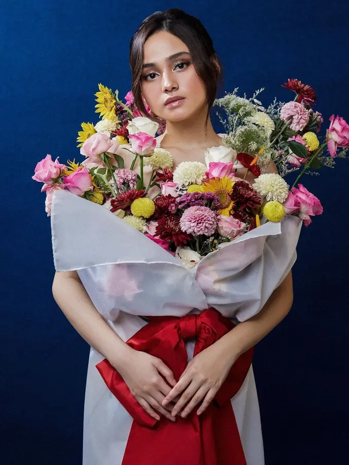 FOTO: Pesona Syifa Hadju dalam Pemotretan Bertabur Bunga, Tampil Menawan