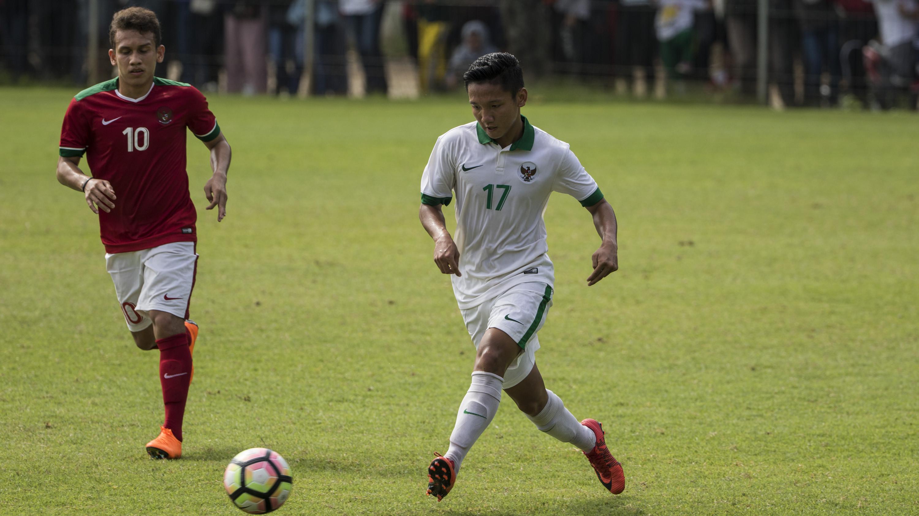 Gelandang Timnas Indonesia U-19, Syahrian Abimanyu, mengirim umpan saat uji coba melawan Timnas Indonesia U-19 di Lapangan ABC Senayan, Jakarta, Sabtu (24/2/2018). Timnas U-23 menang 5-0 atas Timnas U-19. (Bola.com/Vitalis Yogi Trisna)