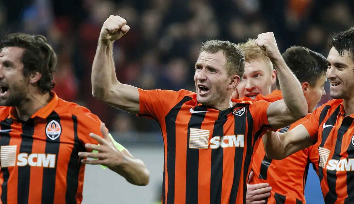 Pemain Shakhtar Donetsk, Olexandr Kuche (tengah) merayakan gol saat timnya menang 3-1 atas Anderlecht pada leg pertama 16 besar Liga Europa di Arena Lviv, Lviv, Ukraine, Jumat (11/3/2016) dini hari WIB. (REUTERS/Gleb Garanich)