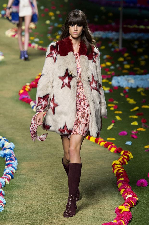 Kaftan, Sepatu Boots, dan Bandana: Gaya Era 70-an Populer