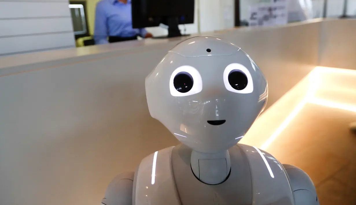 Wajah robot Robby Pepper saat berdiri di sebuah restoran yang berada di Peschiera del Garda, Italia, Senin (12/3). Robby Pepper merupakan robot pertama di Italia yang telah diprogram untuk menjawab pertanyaan tamu restoran. (AP Photo/Luca Bruno)