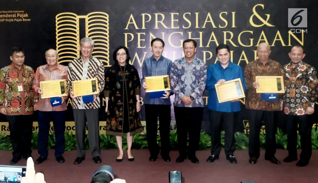 Menkeu Sri Mulyani foto bersama pengusaha besar yang menerima penghargaan antara lain Raden Eddy Kusnadi Sariaatmadja, Anthoni Salim, Sofjan Wanandi, Arifin Panigoro, dan Erick Thohir, Jakarta, Selasa (13/3). (Liputan6.com/Pool/Ditjen Pajak)
