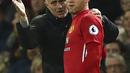  Jose Mourinho memberitahukan taktik kepada Wayne Rooney saat melawan Hull City pada lanjutan Premier League pekan ke-23 di Old Trafford, Manchester, selasa (01/02/2017) waktu setempat. MU bermain imbang 0-0. (AP/Dave Thompson)