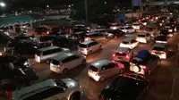 Kendaraan Mulai padat, Puncak Arus Mudik di Tol Merak Diprediksi H-3 Lebaran. (Liputan6.com/Yandhi Deslatama)