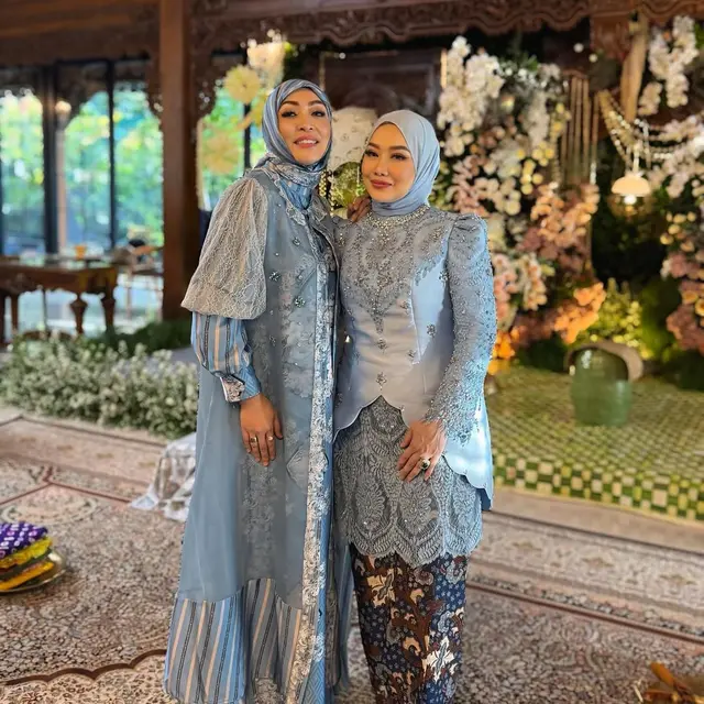 Adu Gaya Serba Biru Para Mama: Reza Artamevia, Angelina Sondakh, dan Geni Faruk di Acara 7 Bulanan Aaliyah Massaid