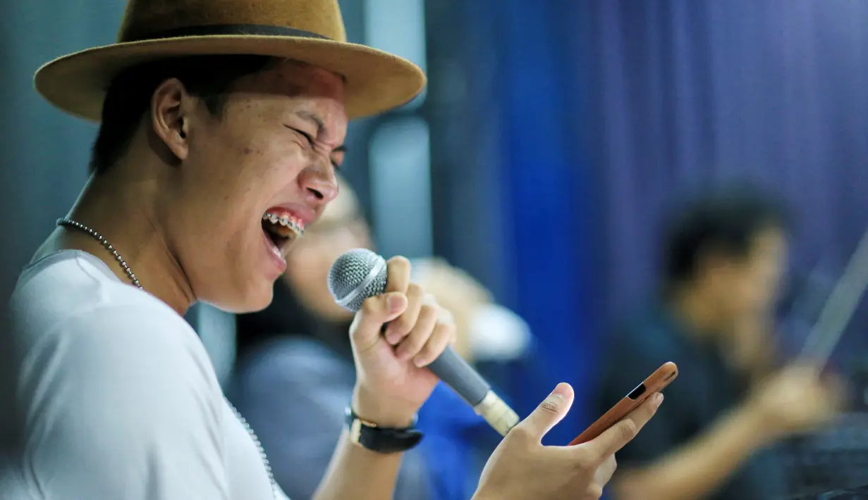 Bukan perkara mudah bisa berkolaborasi dengan Titi DJ. Apalagi kedua penyanyi itu memiliki perbedaan karakter. Meski demikian, Iki merasa terbantu karena dapat banyak masukan dari Titi. (Adrian Putra/Bintang.com)