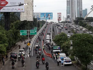 Sejumlah kendaraan melintasi flyover Pancoran yang mulai dibuka untuk umum, Jakarta, Senin (15/1). Pemprov DKI hari ini mulai mengoperasikan jalan layang Pancoran yang menghubungkan Jalan MT Haryono dan Jalan Gatot Subroto. (Liputan6.com/Arya Manggala)