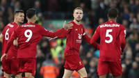 Kapten Liverpool, Jordan Henderson berselebrasi dengan rekan setimnya setelah mencetak gol ke gawang Tottenham Hotspur pada pekan 10 Liga Inggris musim 2019/20 di Anfield, Minggu (27/10/2019). Tertinggal di babak pertama, Liverpool menang 2-1. (AP/Jon Super)