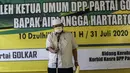 Ketua Umum Partai Golkar Airlangga Hartarto saat penyerahan hewan kurban Idul Adha di DPP Partai Golkar, Jakarta, Jumat (31/7/2020). Partai Golkar menyembelih 37 hewan kurban untuk dibagikan ke yayasan, panti asuhan, pesantren, karyawan, dan warga sekitar. (Liputa6.com/Johan Tallo)