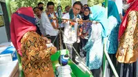 Menteri Kesehatan RI Budi Gunadi Sadikin meninjau pelaksanaan Posyandu Kembang Sepatu di Dusun Bulu Lampoko, Desa Lampoko, Kecamatan Balusu, Kabupaten Barru, Provinsi Sulawesi Selatan pada Rabu, 8 Maret 2023. (Dok Kementerian Kesehatan RI)