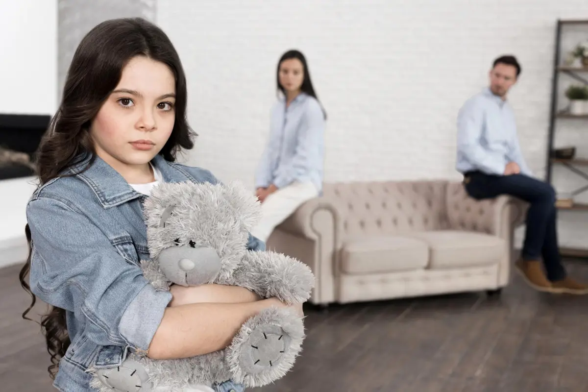 Parallel parenting adalah metode yang memisahkan kehidupan sehari-hari anak dari interaksi orang tua yang terlibat dalam perceraian.