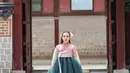 Tampak dalam unggahan terbarunya, Shandy mengenakan hanbok dengan warna-warna lembut namun elegan. [@shandyaulia].