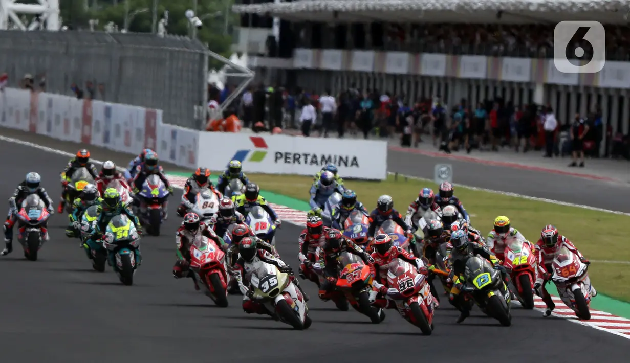 Pembalap Idemitsu Honda Team Asia, Somkiat Chantra (nomor 35) saat berlomba di ajang Moto2 GP Mandalika di Pertamina Mandalika International Street Sirkuit, Nusa Tenggara Barat, Minggu (20/3/2022). Somkiat Chantra menempati podium utama ajang Moto2 GP Mandalika. (Liputan6.com/Helmi Fithriansyah)