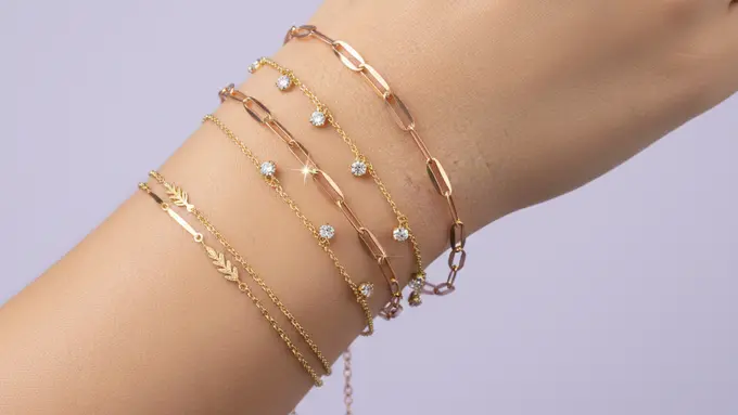 Model Gelang Emas Tipis untuk Layering Gaya 2026. Gemini