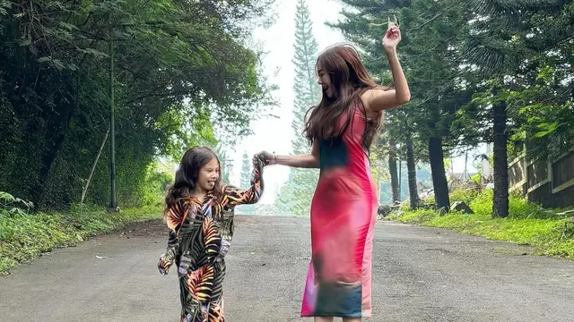 Potret Aura Kasih yang kenakan sandal jepit saat bersama Arabella  (Sumber: Instagram/@aurakasih)