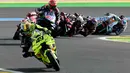 Marc Marquez jadi pembalap tercepat yang melintasi garis finis dengan catatan waktu 19 menit 41,982 detik. Tampak dalam foto, pembalap Pertamina Enduro VR46 Racing Team asal Italia, Fabio Di Giannantonio (depan) saat Sprint Race MotoGP Brasil 2026 di Autodromo Internacional Ayrton Senna, Goiania, Sabtu 21 Maret 2026 waktu setempat atau Minggu (22/3/2026) dini hari WIB. (EVARISTO SA/AFP)