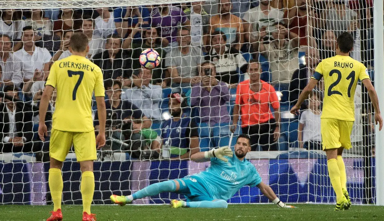 Pemain Villarreal, Bruno Soriano (kanan), mencetak gol melalui penalti ke gawang Real Madrid pada laga La Liga 2016-2017 di Stadion Santiago Bernabeu, Kamis (22/9/2016) dini hari WIB. (AFP/Curto De La Torre)