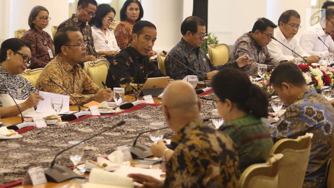Presiden Joko Widodo bersama sejumlah menteri saat mengikuti rapat terbatas di Istana Bogor, Senin (22/10).Ratas tersebut membahas persiapan OOC (Our Ocean Conference 2018) yang akan di selenggarakan di Bali. (Liputan6.com/Angga Yuniar)