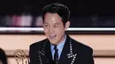 <p>Lee Jung-jae menerima penghargaan untuk kategori aktor utama terbaik dalam serial drama 'Squid Game' di Emmy Awards 2022 di Microsoft Theater, Los Angeles, Amerika Serikat, 12 September 2022. Selain Lee Jung-jae, sutradara Hwang Dong-hyuk juga menjadi orang Korea pertama yang mendapatkan penghargaan Emmy untuk penyutradaraan. (AP Photo/Mark Terrill)</p>