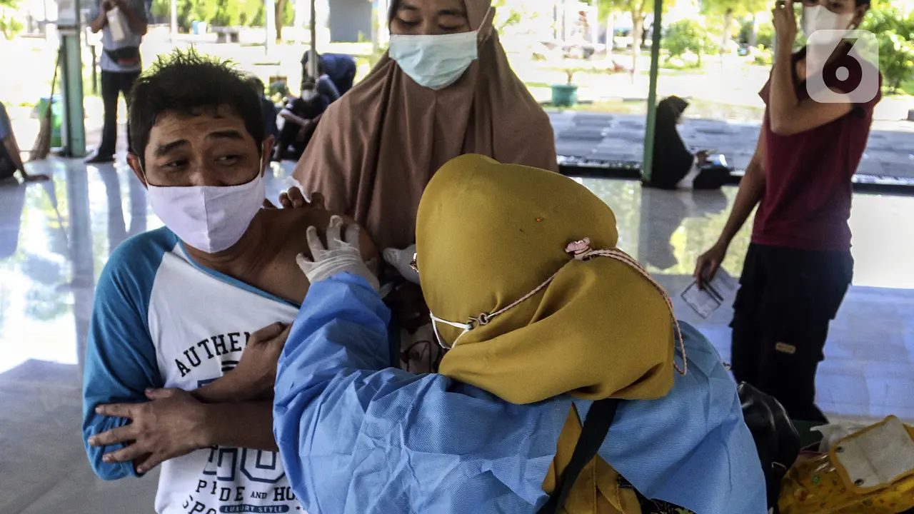 FOTO: Antusiasme Warga Ikuti Vaksinasi Booster COVID-19 untuk Mudik Lebaran