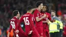 Para pemain Liverpool merayakan gol yang dicetak oleh Curtis Jones ke gawang Everton pada laga Piala FA di Stadion Anfield, Minggu (5/1/2020). Liverpool menang 1-0 atas Everton. (AP/Jon Super)