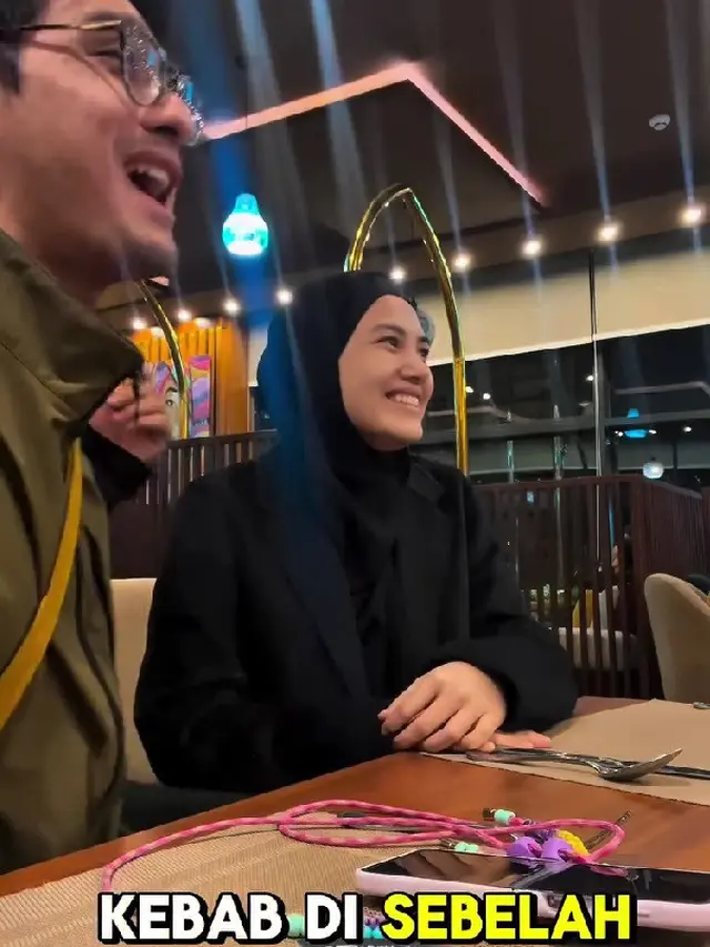 Momen Ricky Harun Kesal Lihat Istri Pegang Menu Tapi Gak Pesen (credit: instagram/rickyharun)