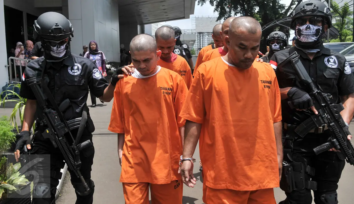 Tersangka dihadirkan dalam rilis peredaran Narkoba jaringan Internasional jaringan Tiongkok-Medan, di Gedung BNN, Jakarta, Selasa (7/3). Dalam penangkapan di 4 lokasi yang berbeda di Medan, petugas mengamankan 11 orang pelaku. (Liputan6.com/Yoppy Renato)