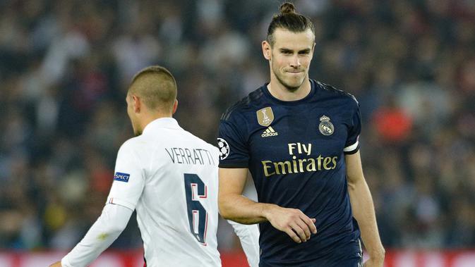 Winger Real Madrid, Gareth Bale bereaksi setelah golnya ke gawang Paris Saint-Germain (PSG) dianulir wasit pada laga Grup A Liga Champions di Parc des Princes, Rabu (18/9/2019). Real Madrid kalah telak dengan skor 0-3. (GEOFFROY VAN DER HASSELT / AFP)