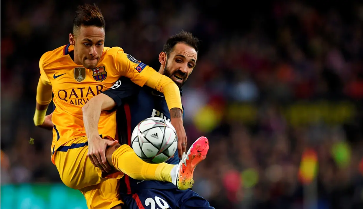 Striker Barcelona, Neymar (kiri), berebut bola dengan bek Atletico Madrid, Juanfran, pada leg pertama perempat final Liga Champions di Stadion Camp Nou, Rabu (6/4/2016) dini hari WIB. (AFP/Lluis Gene)