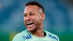 Pemain Brasil Neymar tertawa saat sesi latihan di Cuiaba, Brasil, Rabu (11/10/2023). Brasil akan menghadapi Venezuela dalam pertandingan sepak bola kualifikasi Piala Dunia 2026 pada Kamis 12 Oktober 2023 waktu setempat atau Jumat 13 Oktober 2023 pukul 07.30 WIB. (AP Photo/Andre Penner)