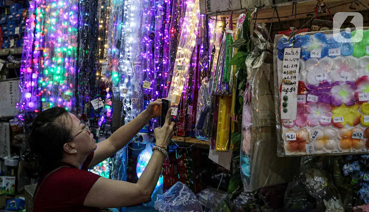 Pernak-pernik Natal di Pasar Asemka dijual dengan harga beragam mulai dari Rp 10 ribu sampai Rp 5 juta. (Liputan6.com/Faizal Fanani)