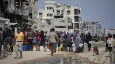 Di tengah panas terik musim panas, warga Palestina mengantre untuk mengambil air dari titik distribusi di Kota Gaza, Selasa 12 Agustus 2025. (AP Photo/Jehad Alshrafi)