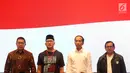 Capres petahana Jokowi, Wakil Ketua TKN, Rosan Perkasa Roeslani selaku alumni PL, Politisi PDIP Pramono Anung dan Politisi PPP Lukman Hakim Saifuddin pada Deklarasi Alumni PL untuk Jokowi-Ma'ruf Amin di SCBD, Jakarta, Rabu (6/2). (Liputan6.com/HO/Jo)